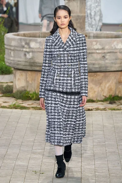 Look 10